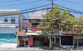 RedDoorz near Surabaya Town Square